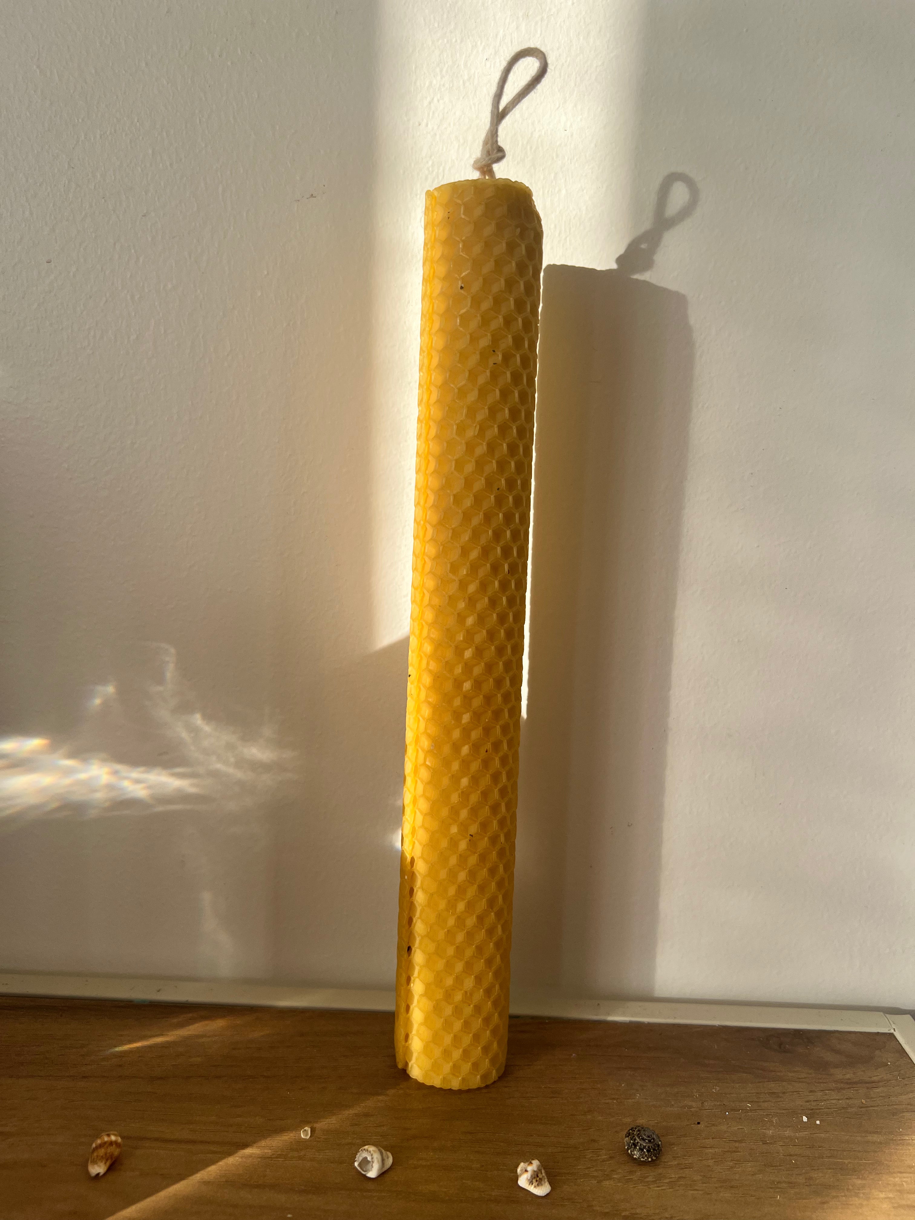 Bougie chandelle en cire d’abeille roulée à la main – 25 cm