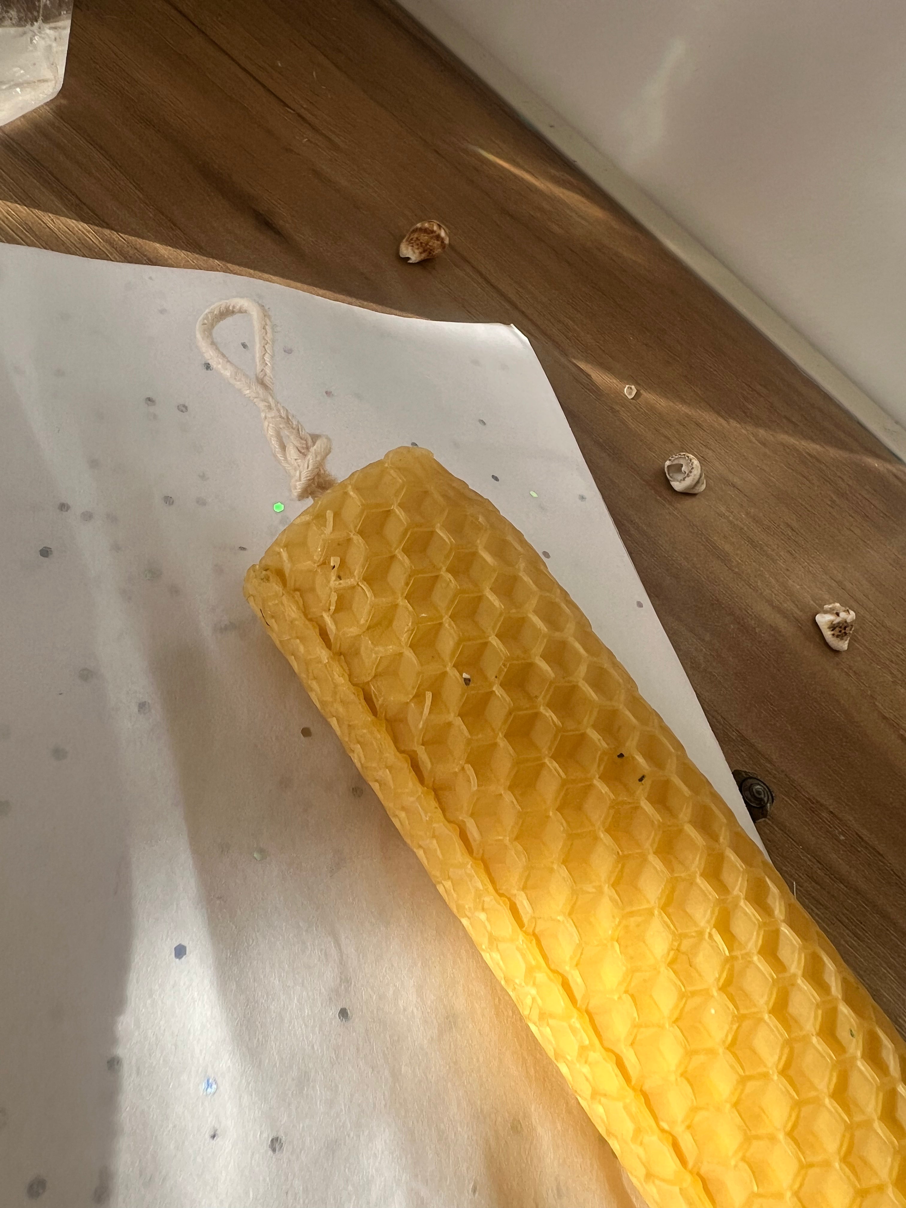 Bougie chandelle en cire d’abeille roulée à la main – 25 cm