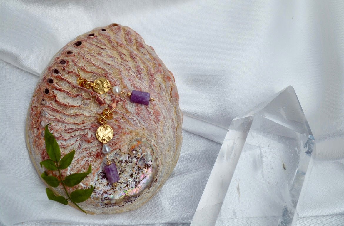 TALISMAN MÉLIA - Lépidolite & Mini Keshi blanche boucles d'oreilles, , création artisanale – L'Harmonie Précieuse