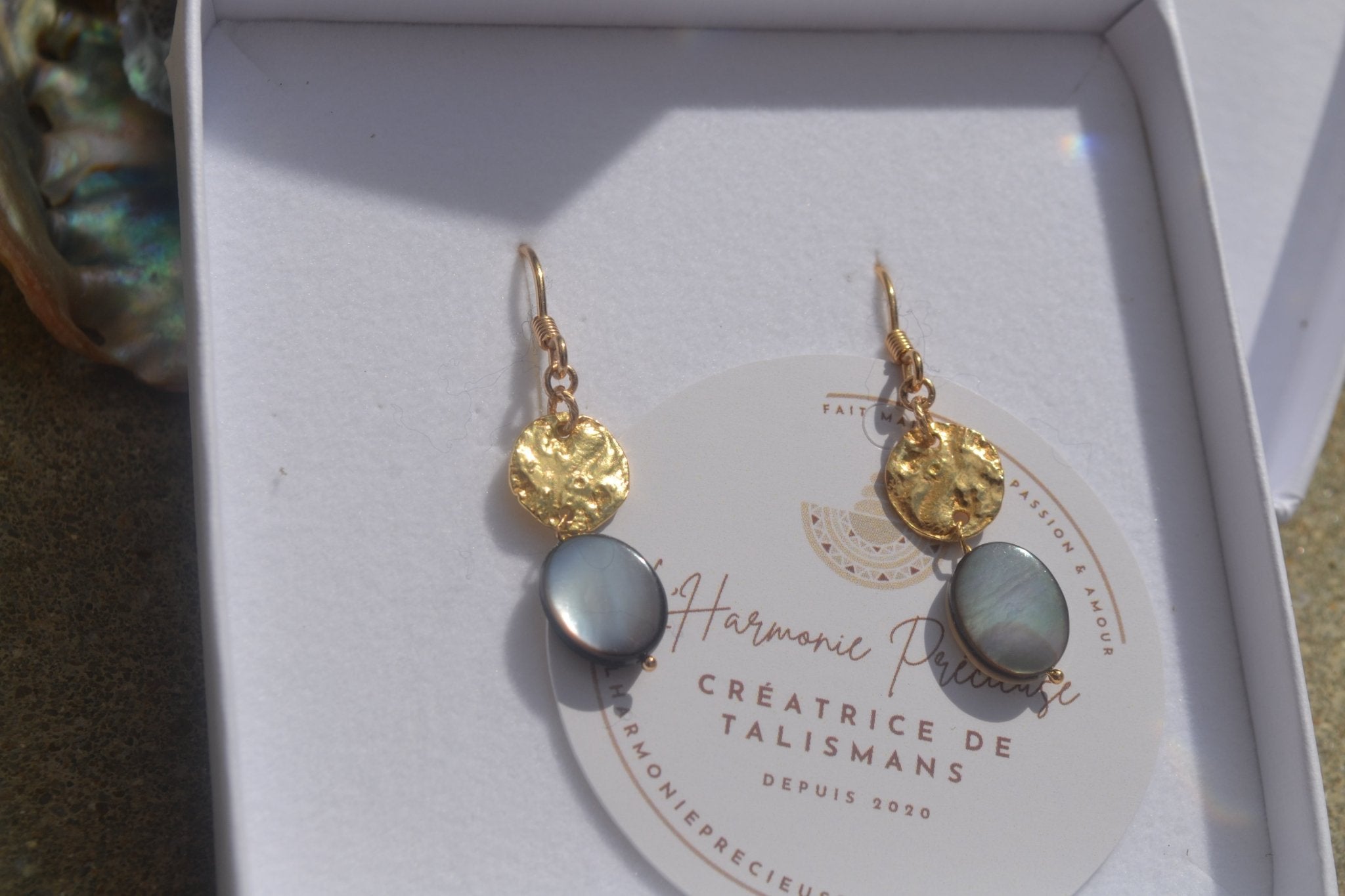 TALISMAN NOHEA - Boucles d’oreilles ITI (Petites) Nacre de Tahiti, , création artisanale – L'Harmonie Précieuse